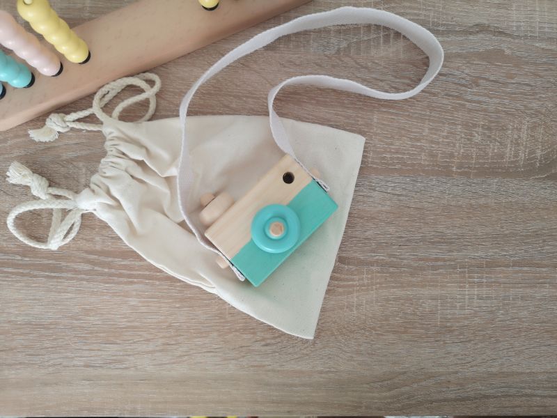 Naturinspirierte Kinderkamera aus Holz mit Band – dekorativer Hingucker für Produktfotos im Shop