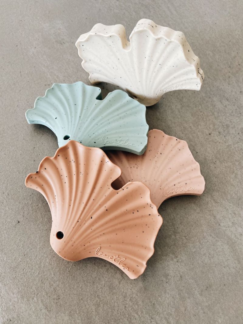 aus vier Ginkgo-Blatt Beißanhängern aus Silikon – BPA-frei, weich, farbig sortiert für Babys ab 3 Monaten