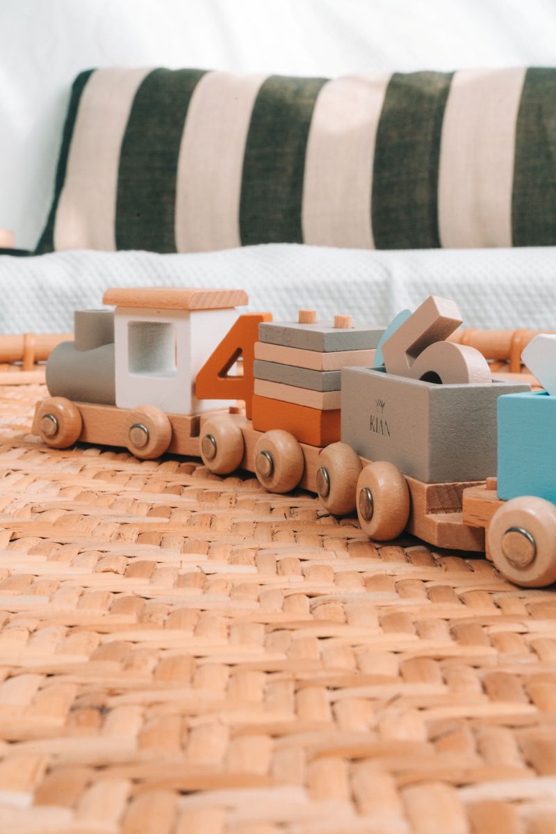 Zug Holzspielzeug mit Zahlen und bunten Holzbausteinen für Kinder