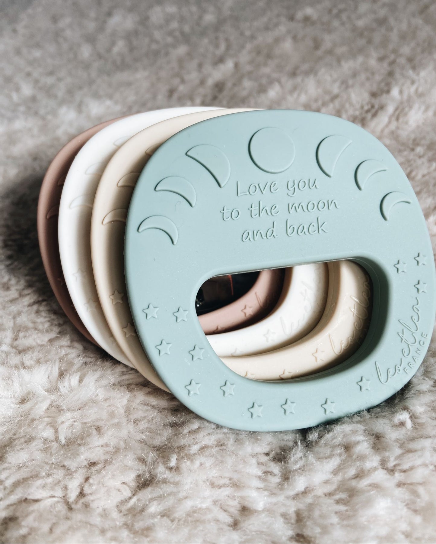 Beißanhänger aus Silikon im Mond-Design mit Schriftzug „Love you to the moon and back“ – pastellfarbener 3er-Stack