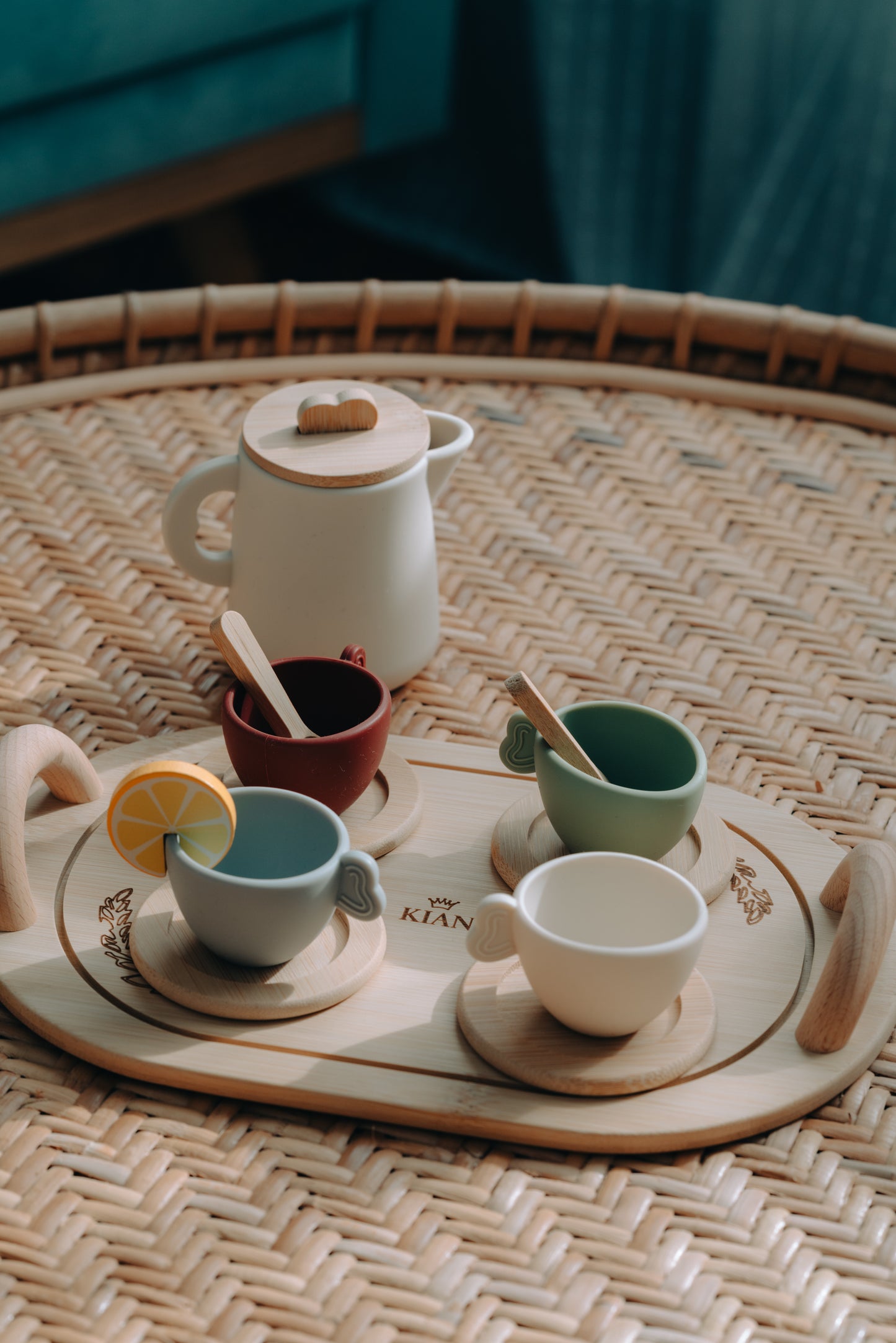 Tee-Set aus Holz und Silikon, mit kleinen Tellern unter den Gläsern, kreatives Rollenspiel für Kinder
