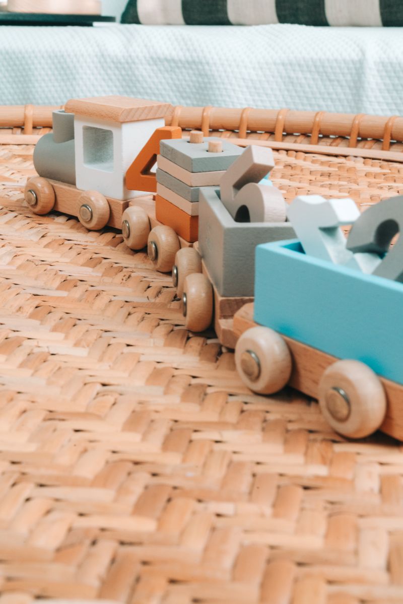 Holzspielzeug Eisenbahn mit Lokomotive und Bauklötzen, Zahlen 1 bis 5
