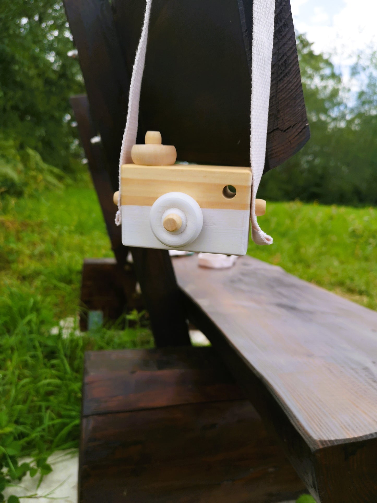 Boho-inspirierte Holzspielzeugkamera in Türkis mit Tragegurt – liebevoll verpackt auf Baumwollbeutel