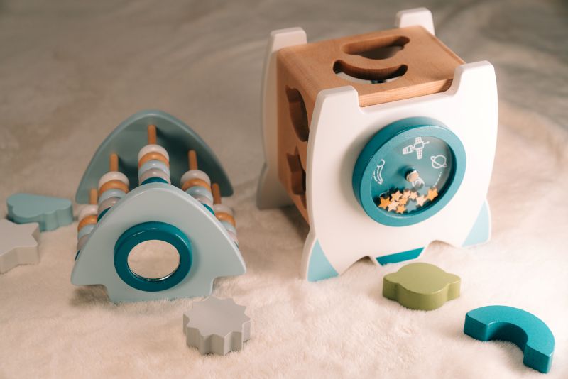 Nahaufnahme der Holzrakete Spielbox für Kleinkinder