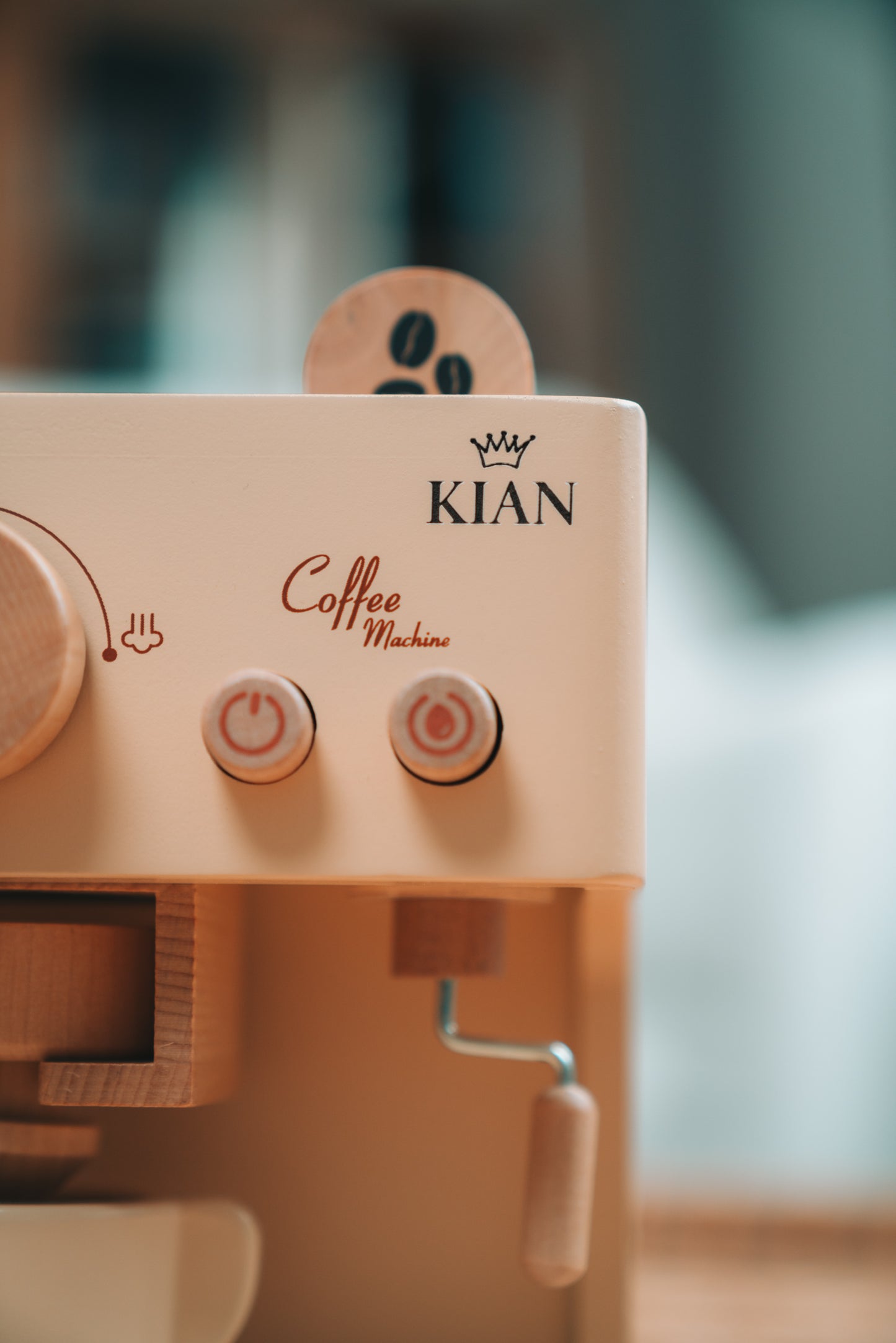 Kinder spielen mit Holz-Kaffeeset, Rollenspiel und Kreativität fördern