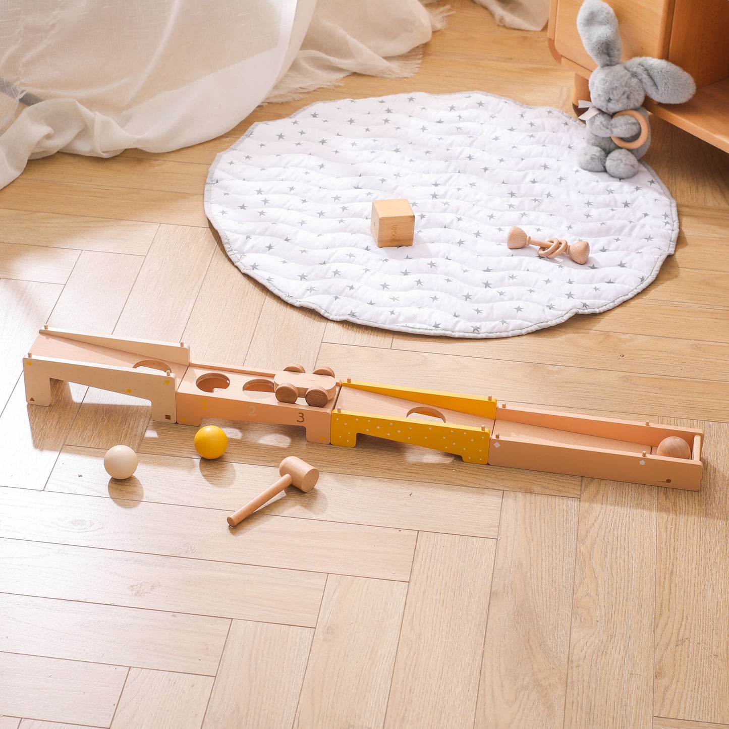Holz-Klopfbank mit Kugelbahn und integrierter Rennstrecke für Kinder