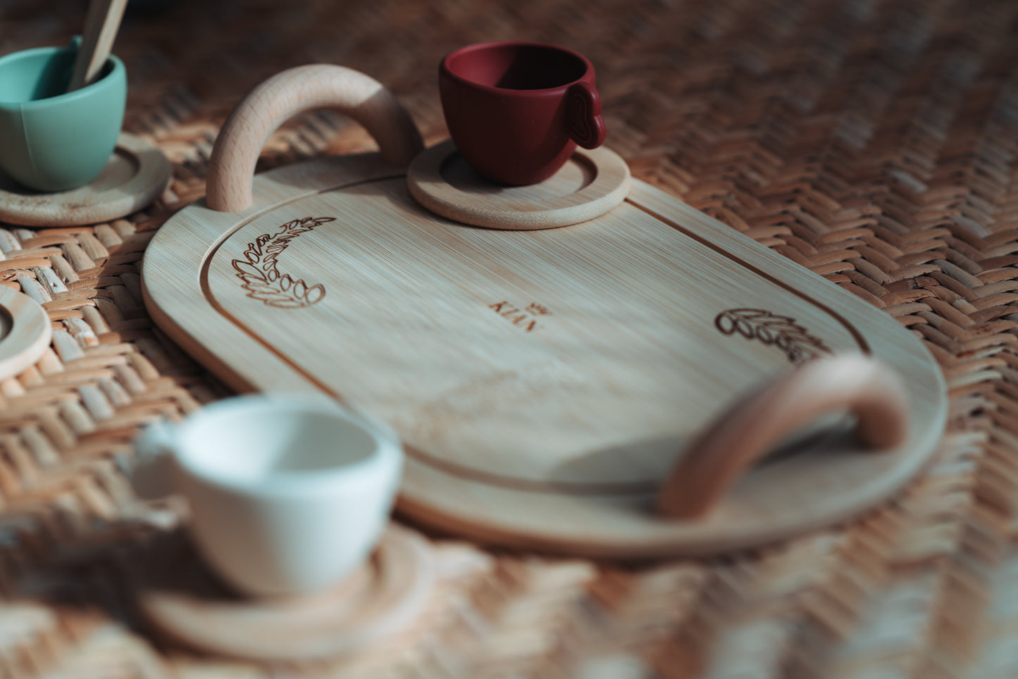Kinder spielen mit Tee-Set aus Holz, inklusive Teekanne, Gläsern, Löffeln und Tellern, Rollenspiel & Fantasie