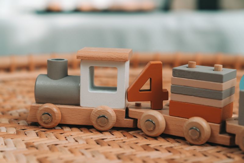 Lernspielzeug Holz Zug Lokomotive mit Zahlen und Bauklötzen für Vorschulkinder