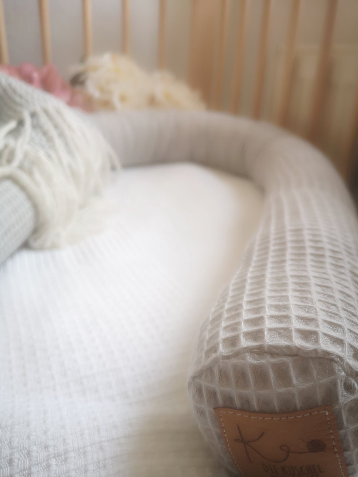Seitenansicht eines Baby-Nestchens im Kinderbett mit Waffelstoff – atmungsaktiv und hochwertig