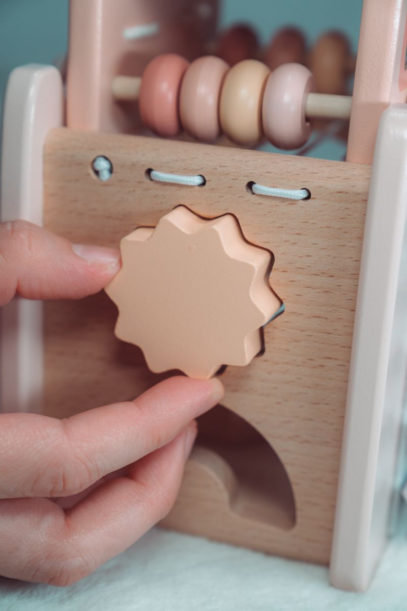 Kinder spielen mit Schloss-Spielcenter aus Holz, Formen und Motorik fördern
