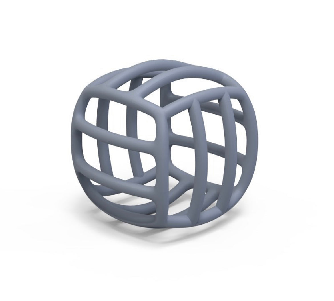 Weicher Silikon-Sinnesball im Baby Komfort Bundle, zusammen mit Babynest, Musselintuch und Holz Wagenspanner