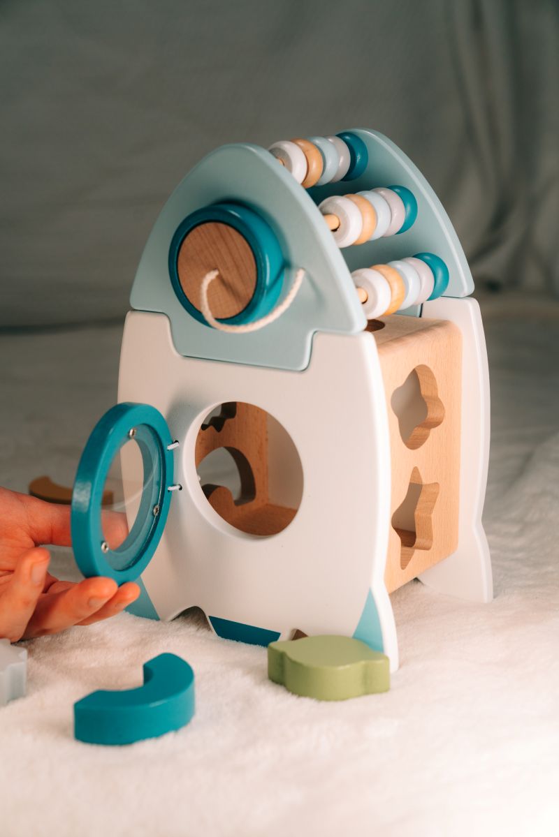 Detailansicht der Holzrakete als Spielbox für Kleinkinder