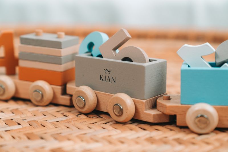 Zug Holzlokomotive aus Holz mit bunten Bauklötzen für Kinder
