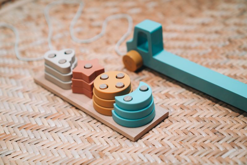 Stecklastwagen aus Holz mit weichen Silikonteilen, Montessori-Spielzeug