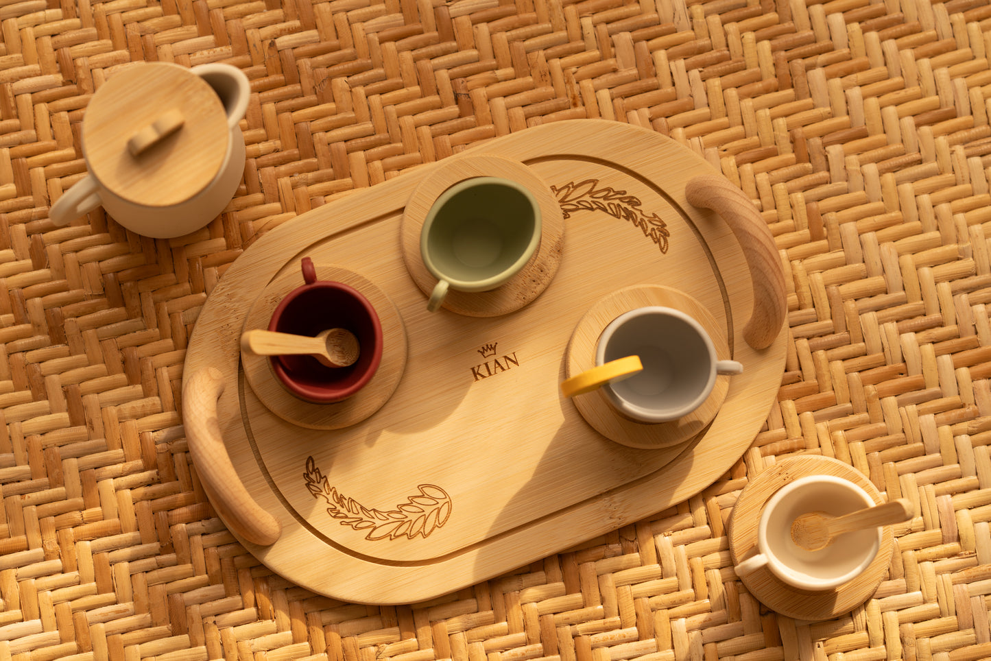Lernspielzeug Tee-Set aus Holz und Silikon, fantasievolles Rollenspiel mit Blech, Gläsern, Tellern und Zubehör