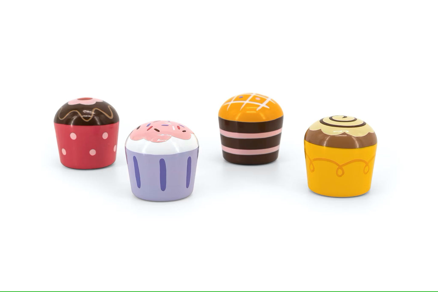Vier bunte Holz-Muffins mit detailreicher Verzierung – nachhaltiges Spielzeug für die Kinderküche