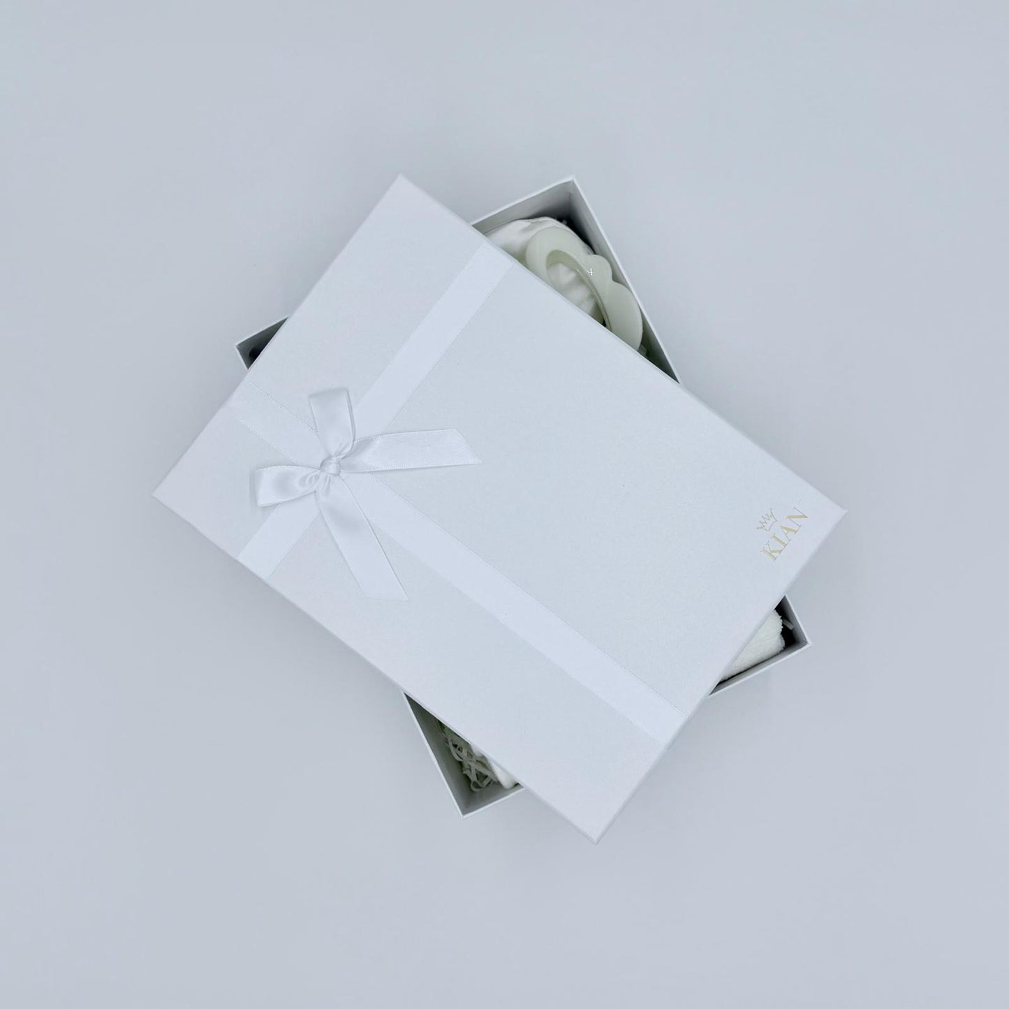 Weiße Geschenkbox mit Mikroneedling, Haarspange und Thermobecher