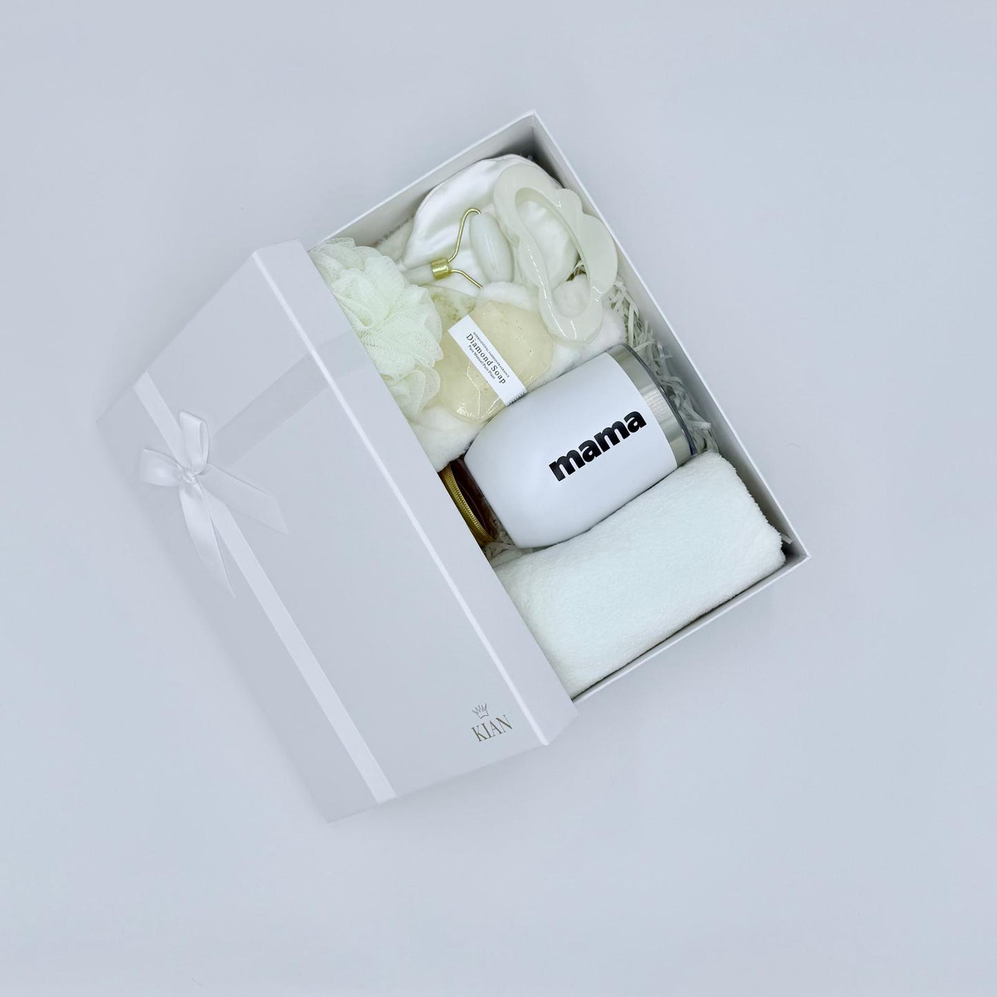 Weiße Geschenkbox mit Kerze, Handseife und weiteren Pflegeartikeln