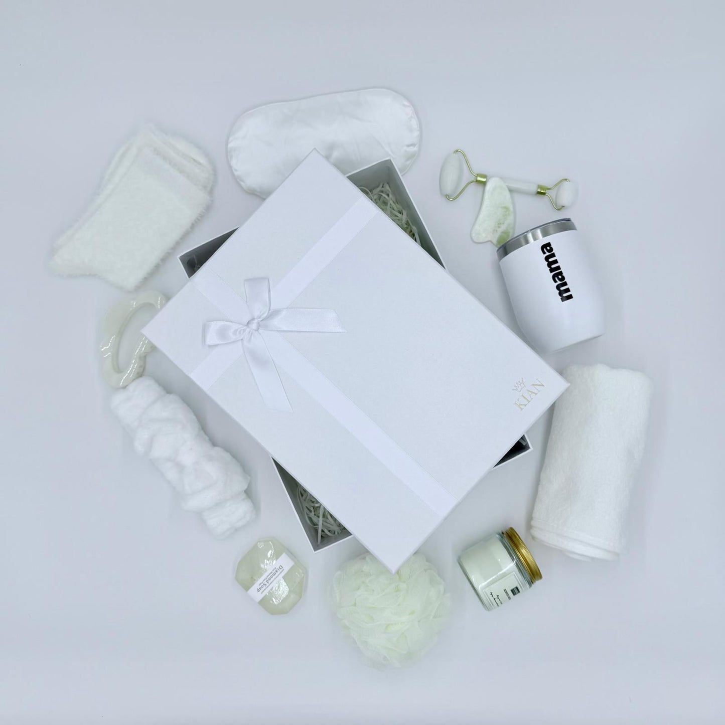 Weiße Box mit Augenmaske, Socken und anderen Wohlfühl-Accessoires