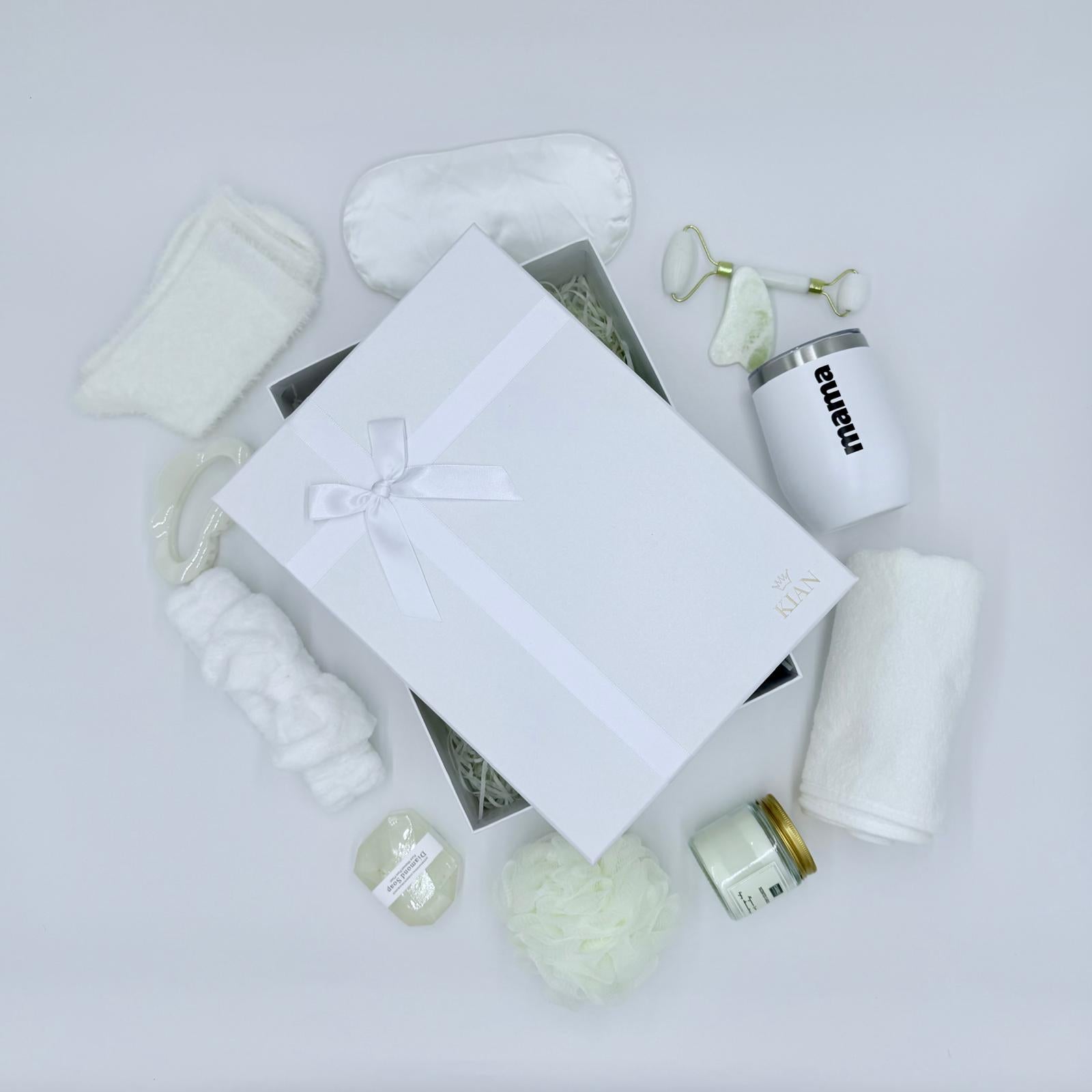Weiße Box mit Augenmaske, Socken und anderen Wohlfühl-Accessoires