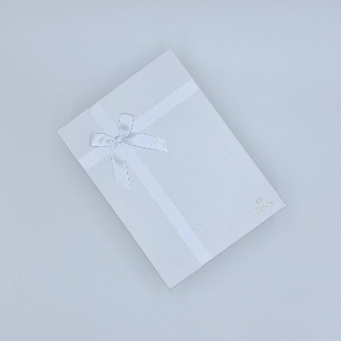 Weiße Geschenkbox gefüllt mit Wellness- und Beauty-Produkten