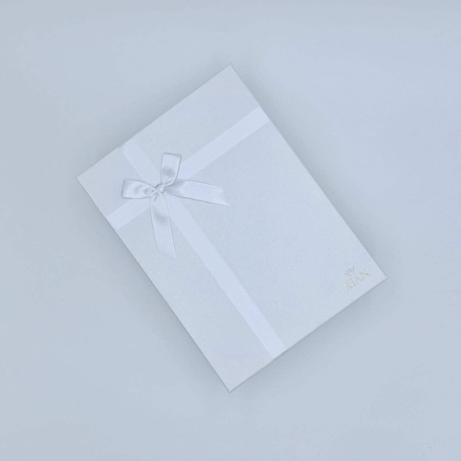 Weiße Geschenkbox gefüllt mit Wellness- und Beauty-Produkten