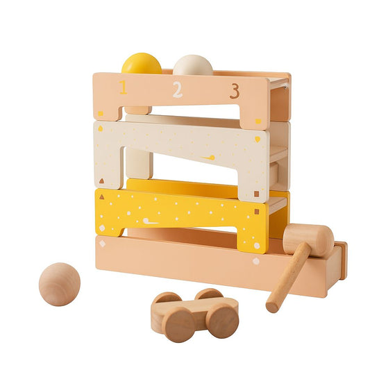 Kind spielt mit Klopfbank, Kugelbahn und Holzhammer, Montessori-Spiel