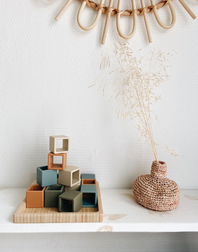 Stapelbare Holzspielwürfel in sanften Farben auf Tablett, Montessori-inspiriert, ab 12 Monaten