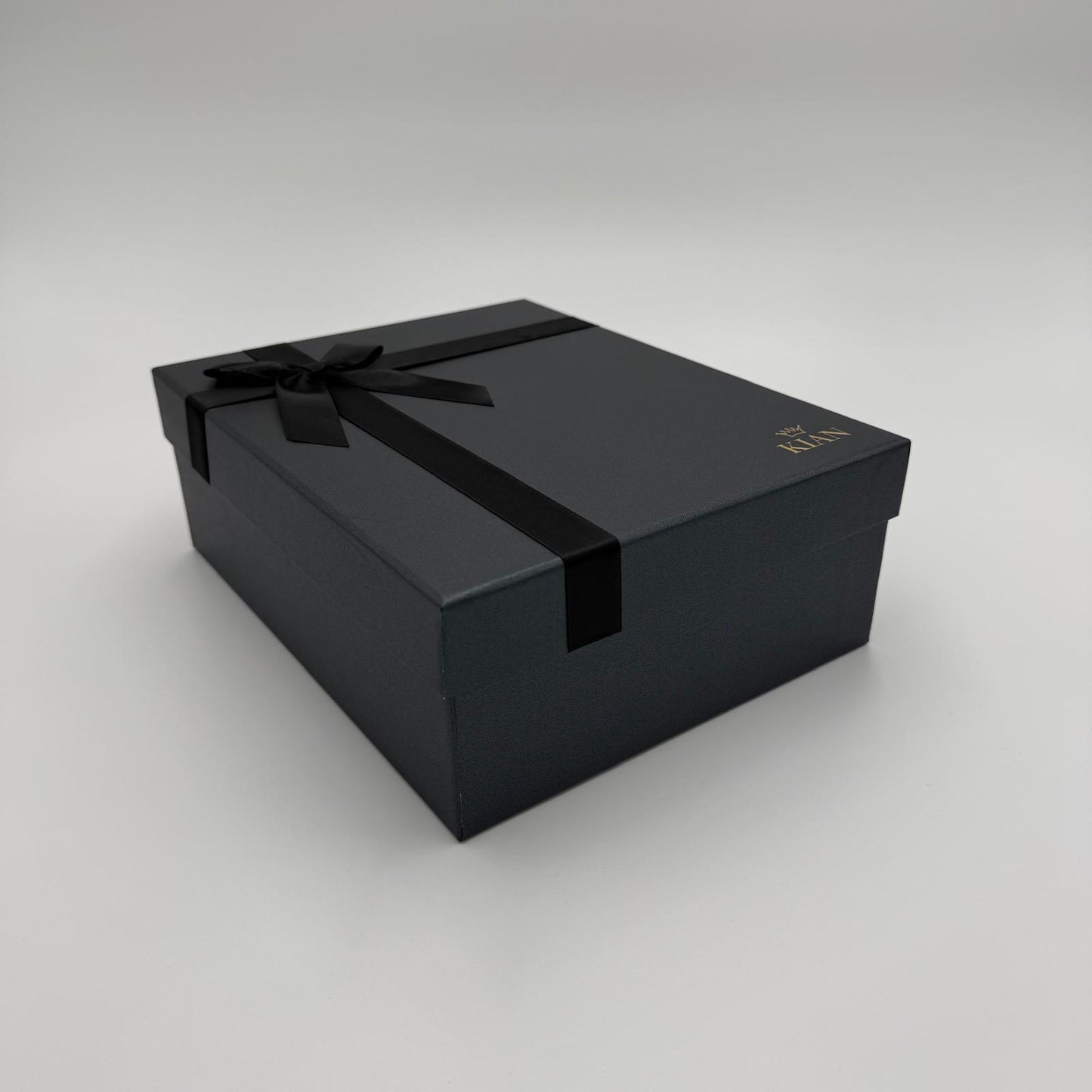 Gesamtansicht Männer-Geschenkbox mit allen Produkten dekorativ arrangiert