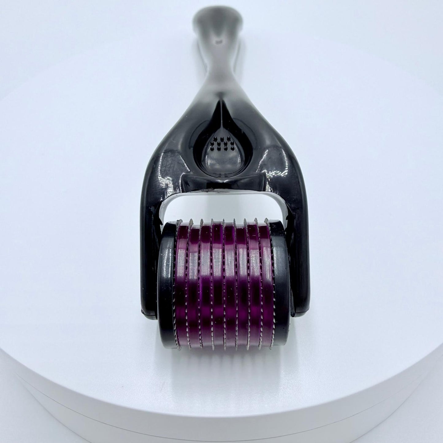Nahaufnahme des Micro-Needling-Rollers für Männer, Anti-Falten und Haarpflege