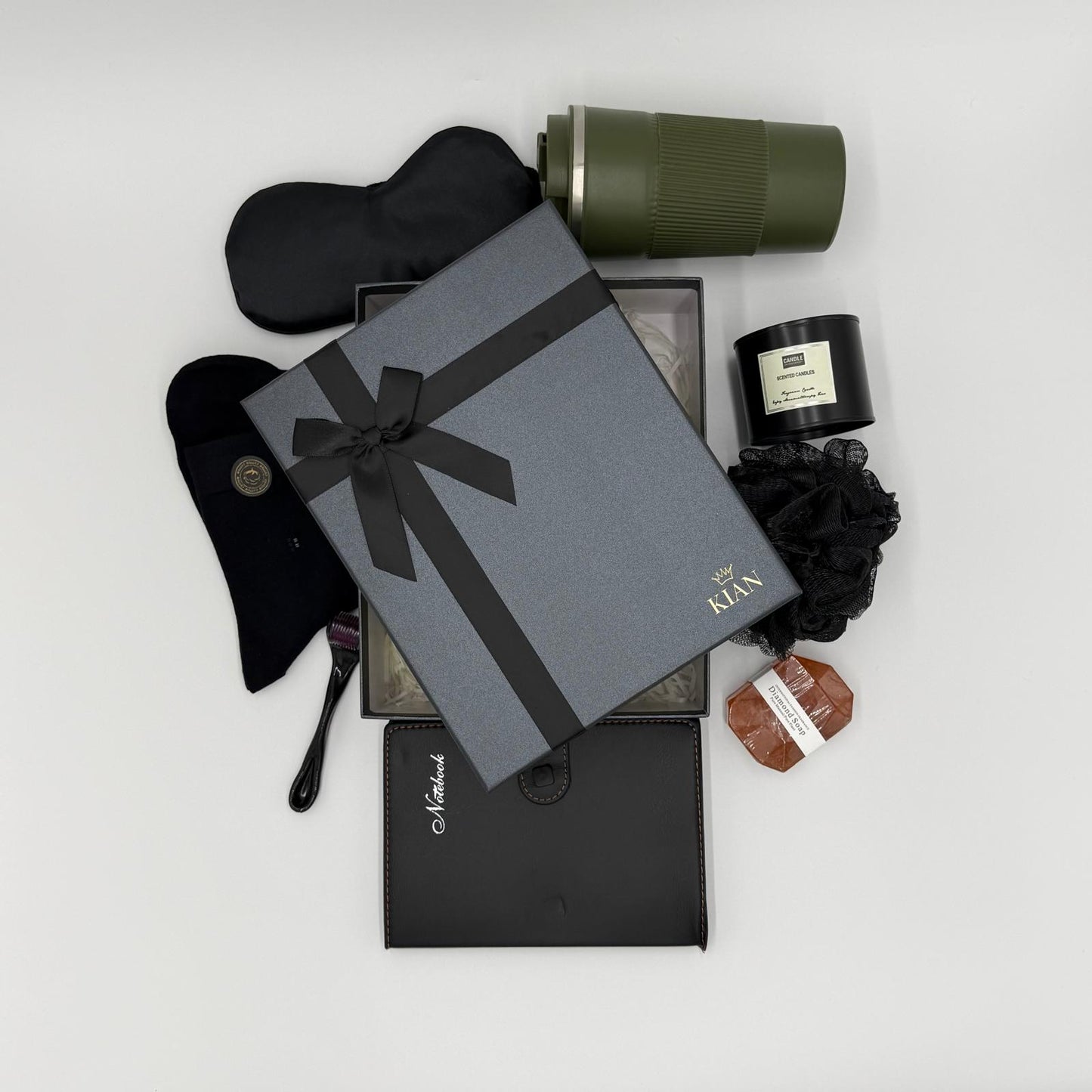 Detailaufnahme aller Produkte der Männer-Geschenkbox, Nahaufnahme der Materialien