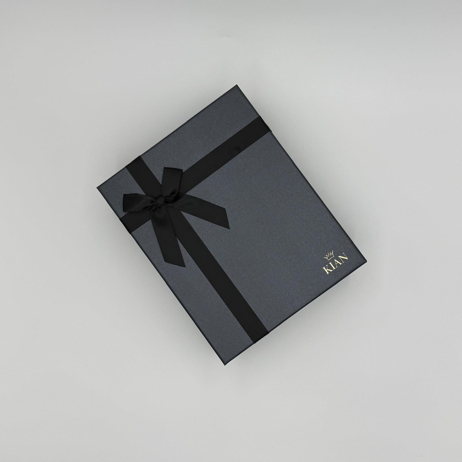 Geschenkbox für Männer mit Thermobecher in Amigo-Grün, schwarzer Kerze, Duschschwamm, Micro-Needling-Roller und weiteren Accessoires