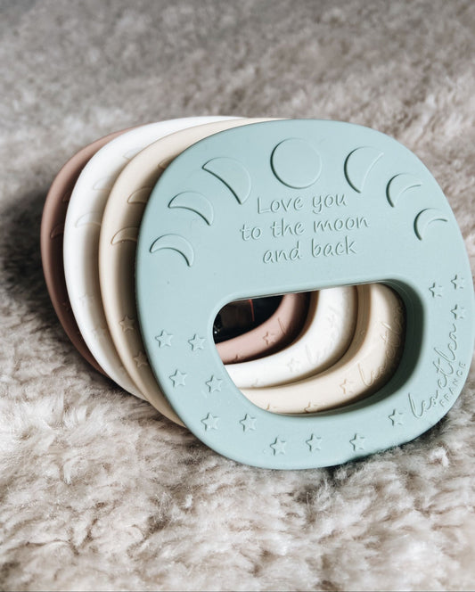 Beißanhänger aus Silikon im Mond-Design mit Schriftzug „Love you to the moon and back“ – pastellfarbener 3er-Stack