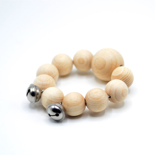 Greifring aus naturbelassenem Holz mit silbernen Glöckchen – handgemacht und ideal für Babys ab der Geburt