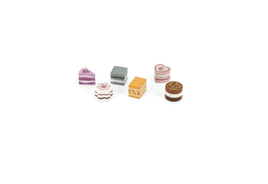 Sechsteiliges Holz-Kuchen-Set in Pastellfarben auf weißem Hintergrund, ideal als Spielzeug ab 18 Monaten