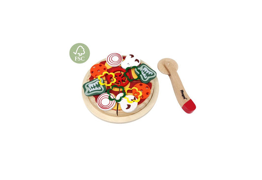 Holzpizza mit buntem Gemüsebelag und Holzlöffel auf FSC-zertifiziertem Teller – Spielzeug ab 3 Jahren