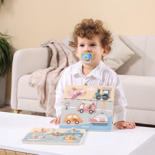 Kleinkind spielt mit buntem Holzfahrzeug-Puzzle auf dem Tisch – ideales Lernspielzeug ab 18 Monaten