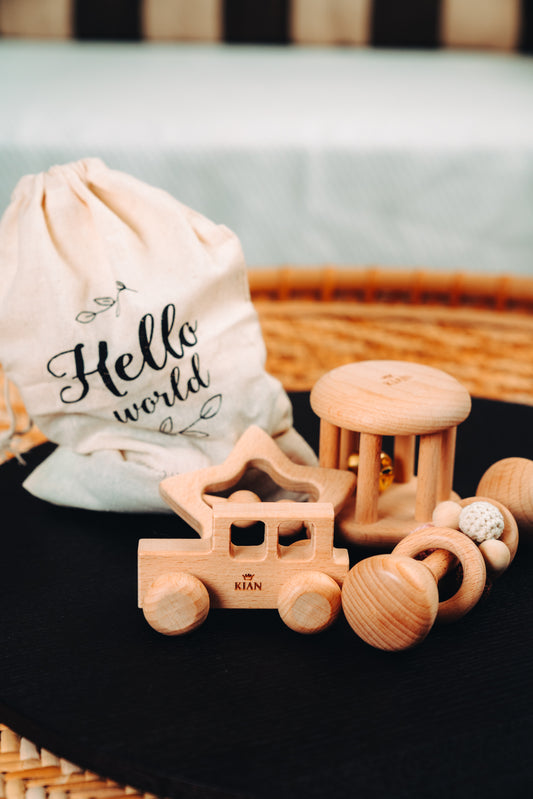 Hello World“ Holzspielzeug-Set für Babys im Geschenkbeutel