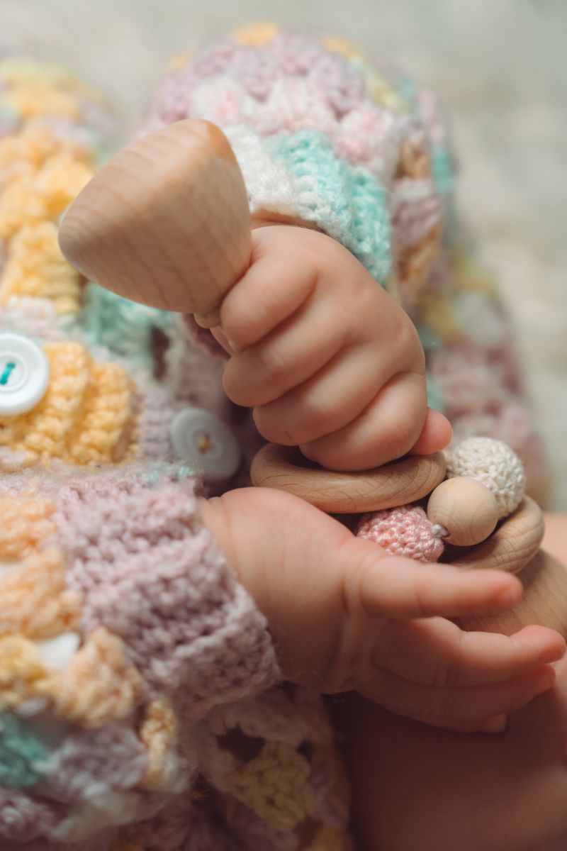 Nachhaltige Holzrassel für Babys, sicher und schadstofffrei