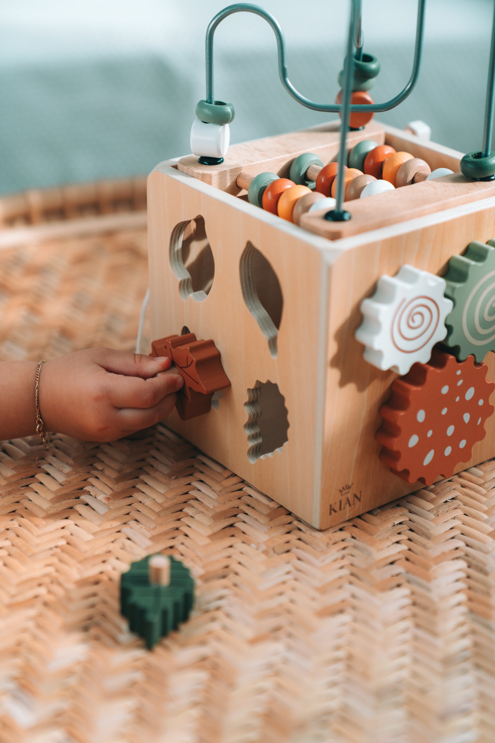 Kinder spielen mit Activity Würfel aus Holz, pädagogisches Spielzeug für Feinmotorik