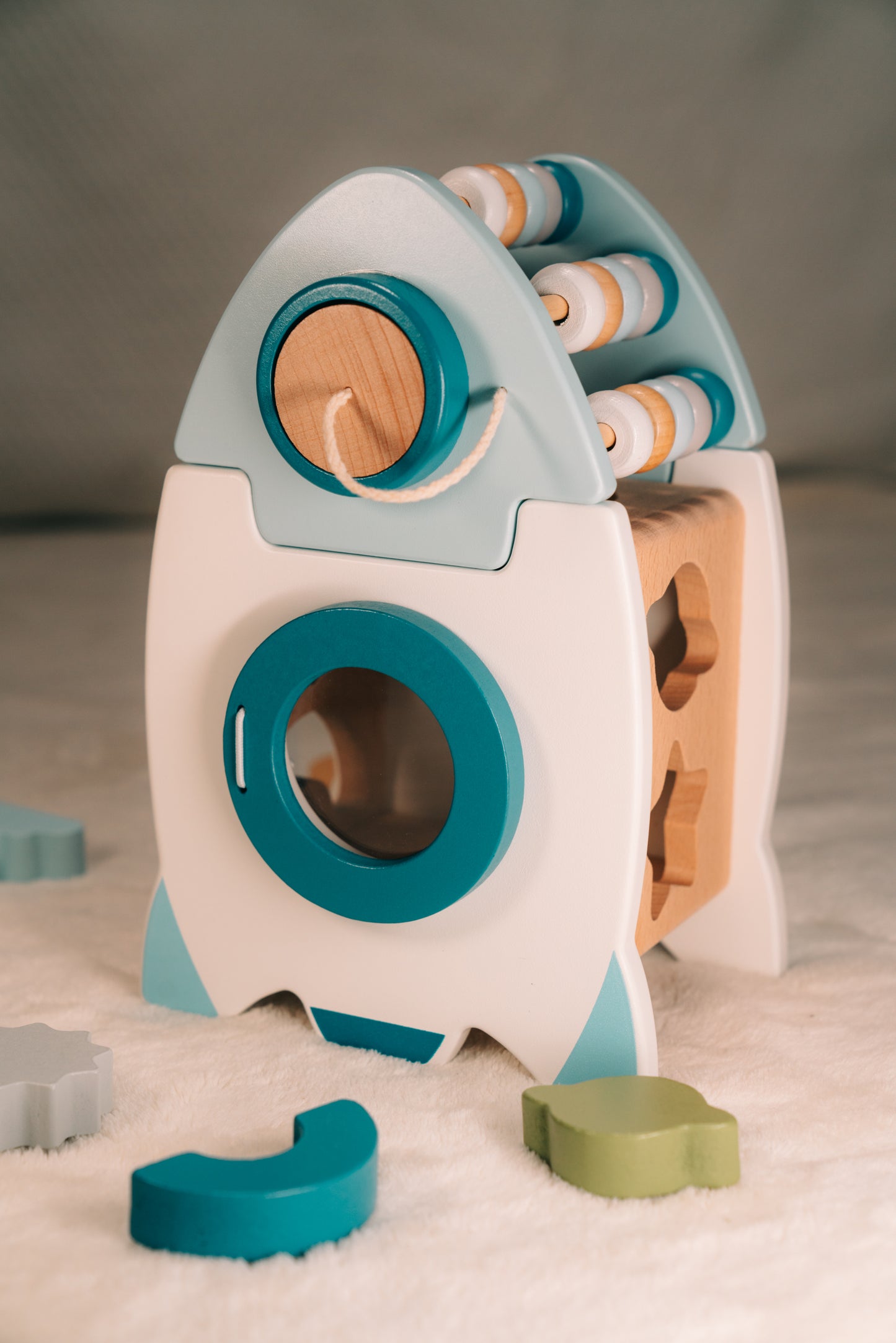 Seitenansicht der Spielbox-Rakete aus Holz für Kinder