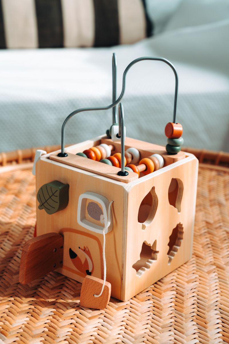 Lernspielzeug Activity Würfel aus Holz, Förderung von Geschicklichkeit & Fantasie