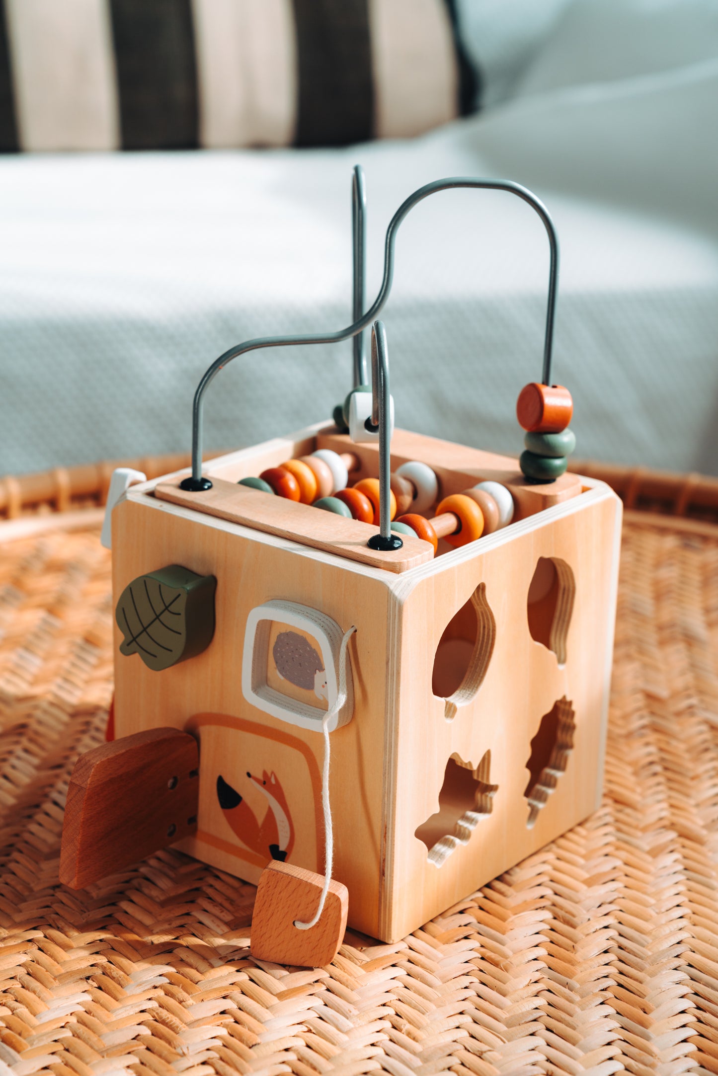 Lernspielzeug Activity Würfel aus Holz, Förderung von Geschicklichkeit & Fantasie