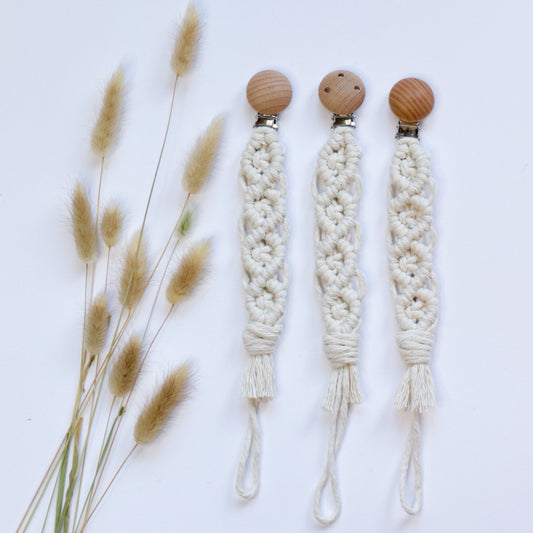 Weiße Makramee-Schnullerketten mit Holzclip, minimalistisch und aus reiner Baumwolle – ideal für Neugeborene