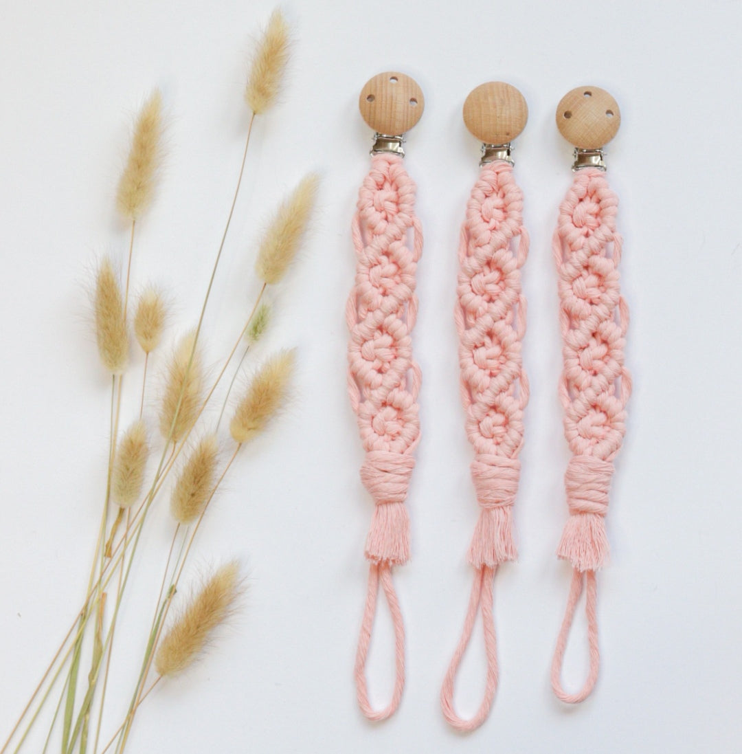 Makramee-Schnullerkette in Rosa mit Holzclip – weiches Baumwollgarn, liebevoll handgemacht für Babys