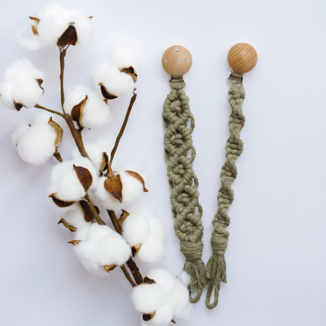 Beige Makramee-Schnullerketten mit Holzclip – handgeknüpft aus Naturgarn, perfekt für Neugeborene