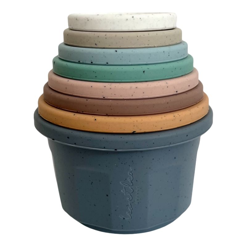 Silikon-Stapelbecher in Erdtönen locker gestapelt – perfekt für Wasser- oder Sandspiele im Alltag