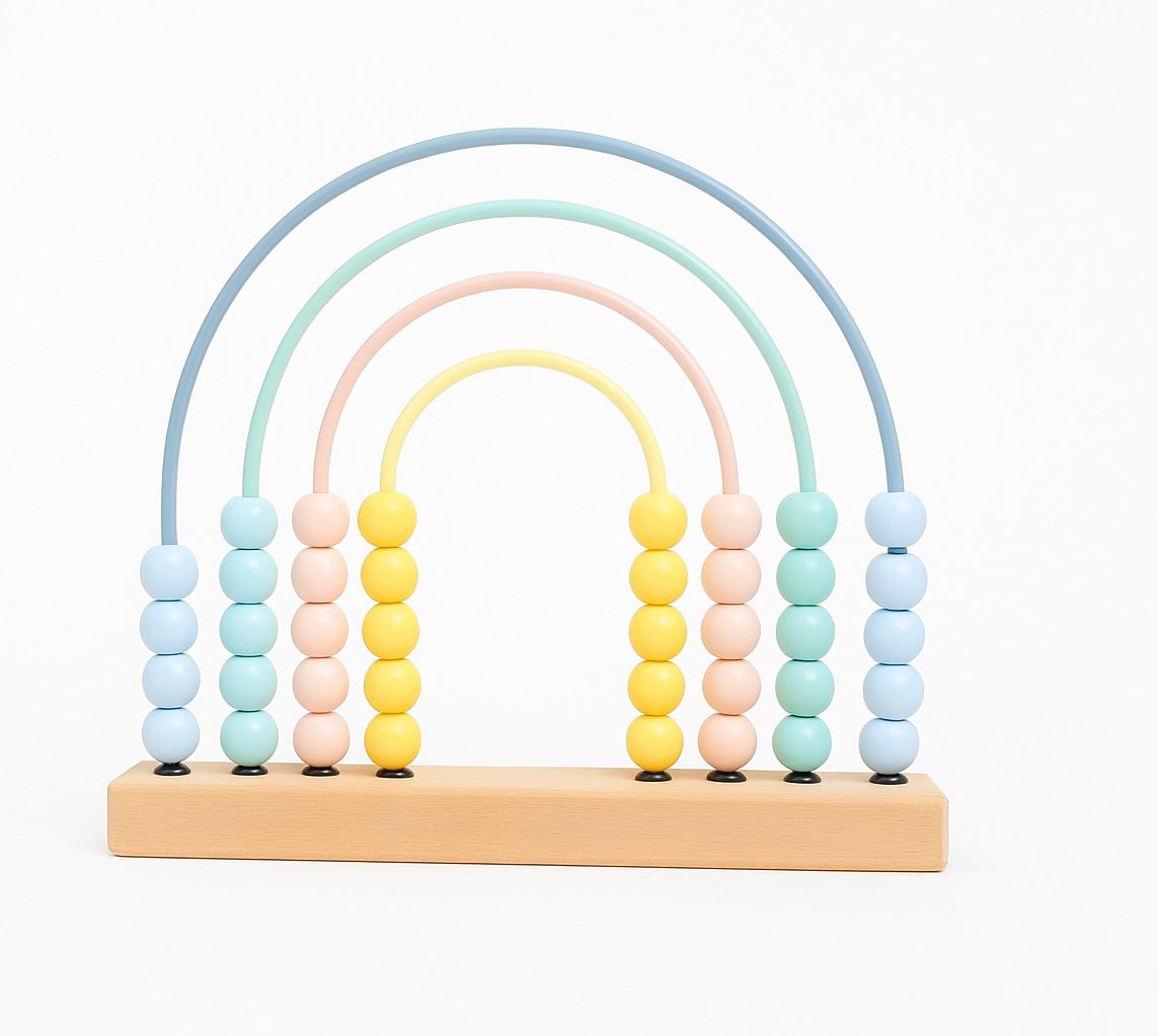 Pastellfarbener Holz-Abakus in Regenbogenform auf Holzuntergrund, Montessori-inspiriertes Lernspielzeug