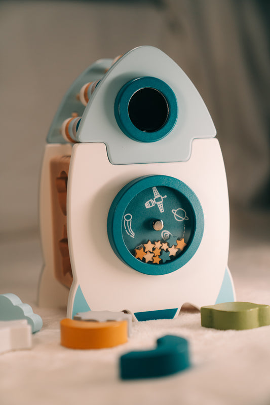 Spielbox Rakete aus Holz für Kleinkinder, Gesamtansicht