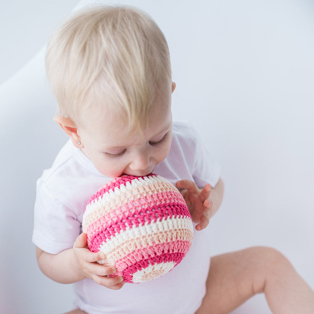 Handgemachte Rasselball aus Baumwolle für Babys, ideal für erste Greifversuche, weiches Babyspielzeug